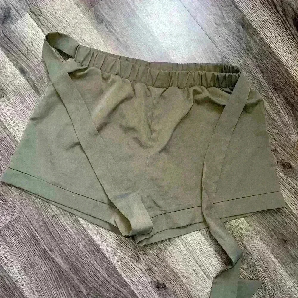 Woman's Shorts - Picture 2 of 3